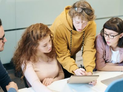 RANSW_PT-EFFECTIVE-GROUP-LEADERSHIP People working together looking at document.